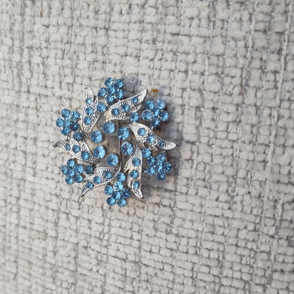 Brooch  Blue Floral Rhinestone Sparkly   Silver Tone Vintage About 2" - Picture 4 of 5